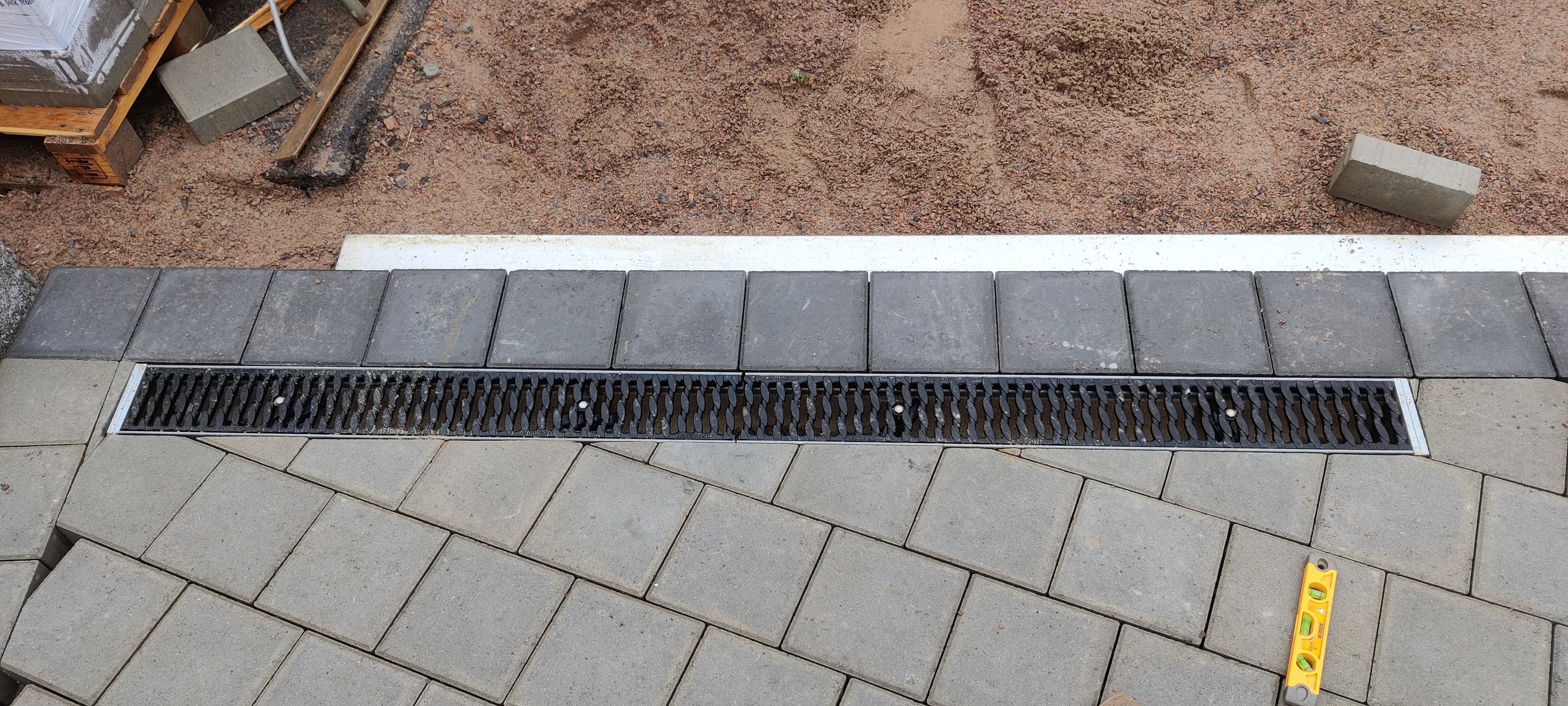 Plattor integrerade med linjeavvattning i halmstad